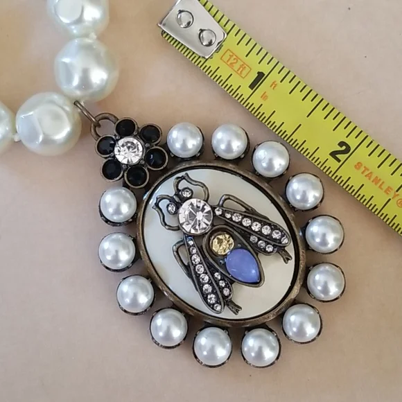 Hand Crafted Baroque Glass Pearl Queen Bee Pendant Necklace - Picture 7 of 12